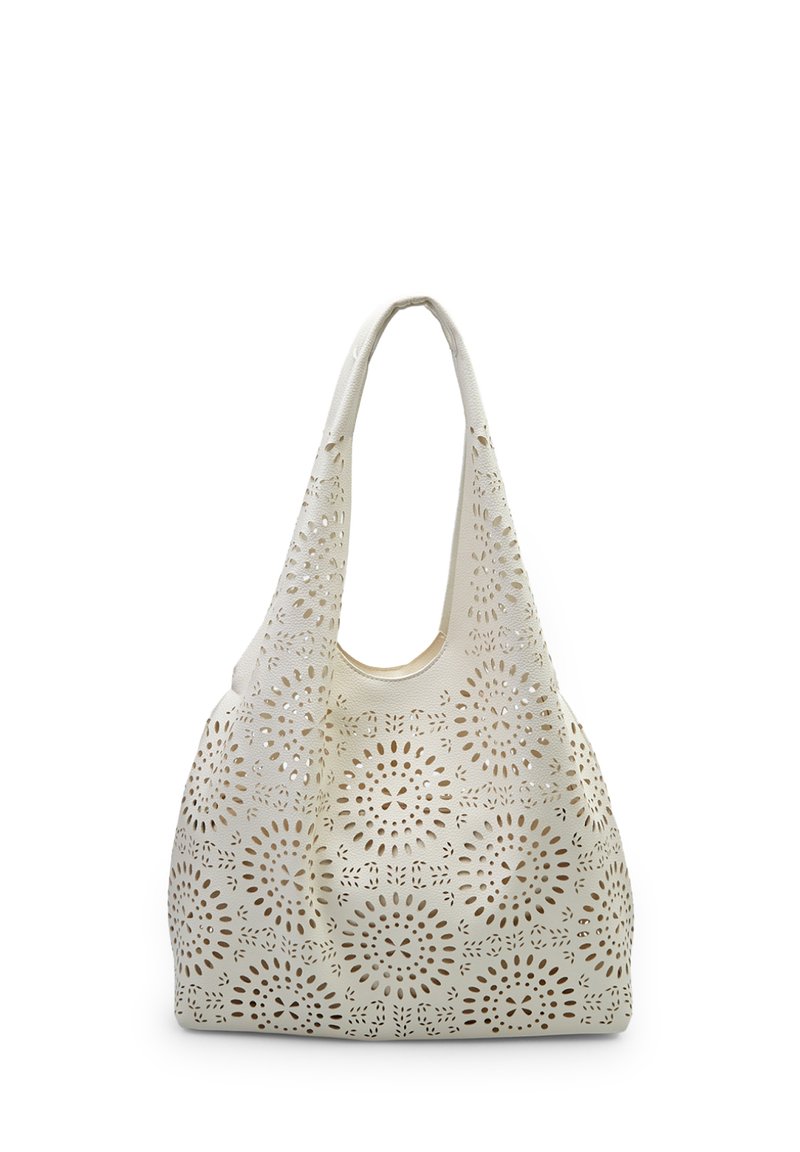 Hvid læder tote bag med udskårne blomster mønstre, slaskede form og brede stropper, der har en glat tekstur og rund topåbning.