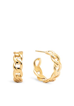 Deux boucles d'oreilles créoles en or brillant avec un design à maillons torsadés et épais, l'une montrée fermée et l'autre ouverte avec un clou.