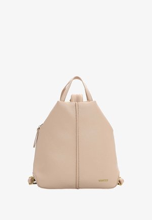 Beige leren rugzak met een gestructureerd oppervlak, hoekige vorm, bovenhandvat, verstelbare bandjes en een zijzak met rits. Gouden hardware accenten.