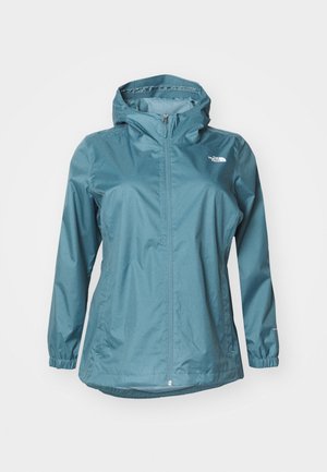 Chaqueta azul ligera e impermeable con capucha, cremallera completa en el frontal, puños elásticos y logo en el pecho.