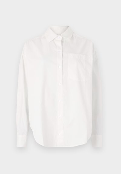 Bela srajca z dolgimi rokavi iz bombaža. Ima kragen s gumbi, sprednji žep in ravno krojenje z gumbom za zapiranje.