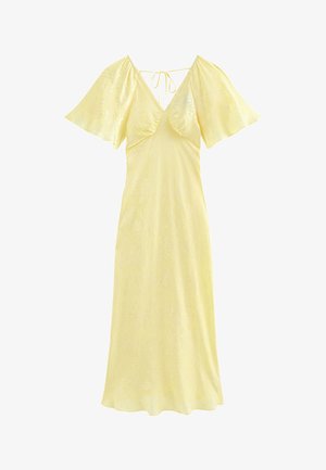 Vestido midi de satén amarillo con escote en V, mangas con vuelo, cierre de lazo en la espalda y sutil textura floral.