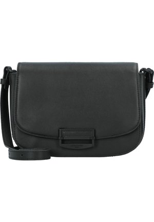 Sac bandoulière en cuir noir avec sangle réglable et fermeture à rabat avant avec détail de boucle rectangulaire.