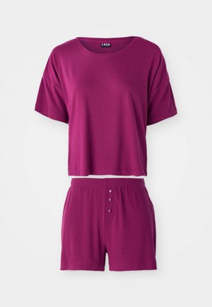 Violet kaksiosainen oleskeluasusetti, joka on valmistettu pehmeästä kankaasta; sisältää lyhythihaisen cropped-topin ja yhteensopivat shortsit, joissa on kolme nappikoristetta.