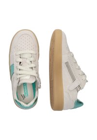 Witte suède sneakers met teal accenten, voorzien van veters en een ritssluiting, ronde neus en rubberen zool. Perforaties bij de neus voor ademend vermogen.