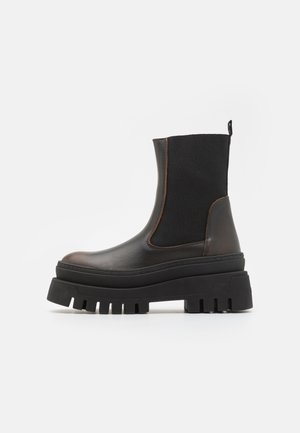 CASSANDRA - Platform bokacsizmák - brown