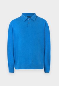 Pullover azzurro in maglia con colletto polo, caratterizzato da orli e polsini a costine, completato con tre bottoni decorativi all'altezza del collo.