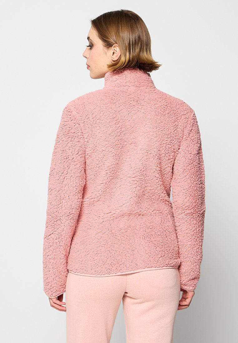 Różowafleece'owa kurtka z wysokim kołnierzem oraz fakturowanym materiałem. Z tyłu widać długie rękawy oraz lekko dopasowany krój.