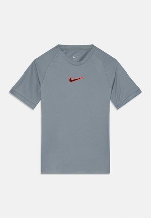 Graues Sport-T-Shirt aus glattem Material, mit kurzen Raglanärmeln, Rundhalsausschnitt und rotem Nike-Logo auf der Brust.