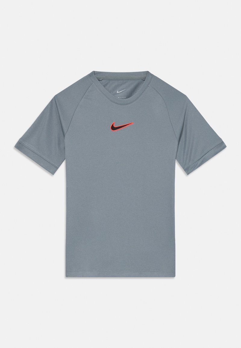 Hõbehall sportlik T-särk, mis on valmistatud siledast kangast, lühikeste raglan varukatega, ümmarguse kaelusega ning punane Nike logo rinnal.