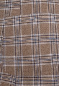 Brązowa tkanina w kratę z tkanym wzorem, z niebieskimi i białymi liniami, tworzącymi wzór w kratkę. Gładka powierzchnia z delikatnym połyskiem.