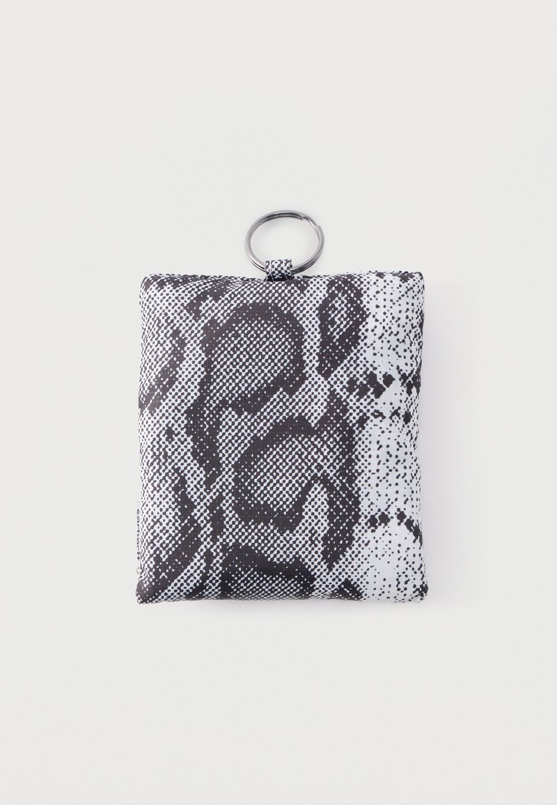 Petite pochette carrée avec motif abstrait noir et blanc et anneau porte-clés en métal argenté fixé au centre en haut.