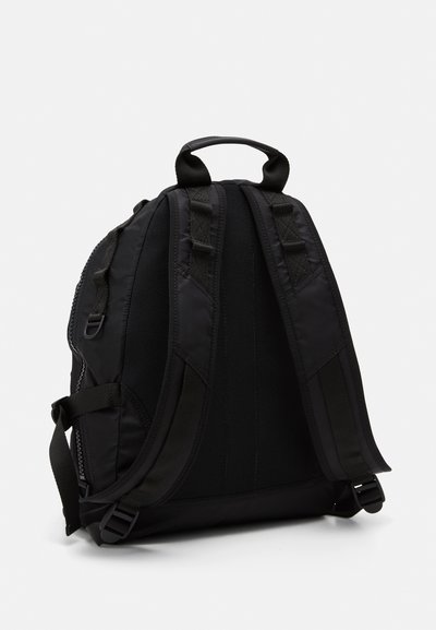 Rucsac negru cu spate căptușit, bretele ajustabile și mânere de sus. Fabricat dintr-un material durabil, cu o textură netedă și un design minimalist.