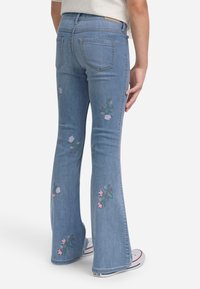 Abercrombie & Fitch HIGH RISE FLARE FLORAL - Vaqueros bootcut - mottled light blue