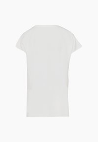 Haut blanc à manches courtes avec un col rond, une texture lisse et un design simple à coupe droite sans fermetures ni motifs visibles.