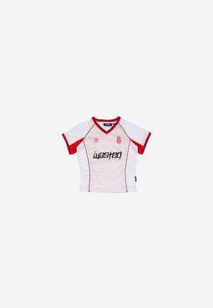 Kurzarm-Trikot in Weiß mit roten Akzenten, versehen mit einem Mesh-Design, V-Ausschnitt-Kragen und "wasted" auf der Vorderseite bedruckt.