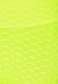 Neon žlutá síťovina s texturovaným hexagonálním vzorem, vytvářející lehký a prodyšný materiál.