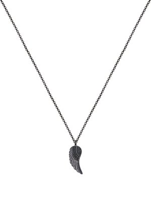 Collier en chaîne argentée avec un pendentif en forme d'aile d'ange noire présentant des détails de plumes texturées.