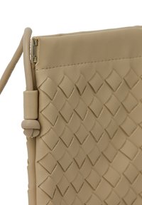 Beige geflochtene Lederhandtasche mit einem strukturierten Rautenmuster, glatter Oberfläche und einem kleinen Griff. Verfügt über einen oberen Reißverschluss zum Verschließen.