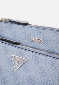 Guess NOELLE POUCH CROSSBODY SET - Skuldertasker - light blue
