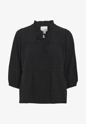 Czarna bluzka o teksturowanej powierzchni z falbaniastym kołnierzykiem i wiązaniem z przodu. Posiada rękawy o długości trzech kwart i luźny fason z marszczonymi akcentami.