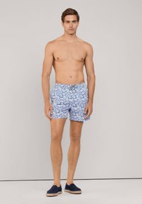 Blauw-witte zwembroek met een elastische tailleband en trekkoord, gemaakt van lichtgewicht stof, perfect voor een casual look.