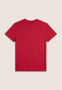 T-shirt in cotone rosso, maniche corte, scollatura rotonda, retro semplice senza disegni o etichette, texture liscia, senza hardware o dettagli visibili.