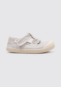 Baskets en toile grises avec un capuchon en gomme, dotées de deux bandes Velcro, d'une semelle texturée et d'un trou de ventilation sur le côté pour une meilleure respirabilité.