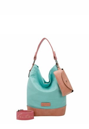 Hobo-Tasche aus aquafarbenem Stoff mit einem pinkfarbenen Lederboden, ausgestattet mit einem abnehmbaren Täschchen und einem verstellbaren Tragegurt. Runde Form und weiche Textur.