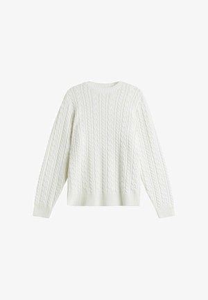 Weißer Pullover mit Zopfmuster, Rundhalsausschnitt, langen Ärmeln sowie gerippten Bündchen und Saum, flach auf weißem Hintergrund präsentiert.