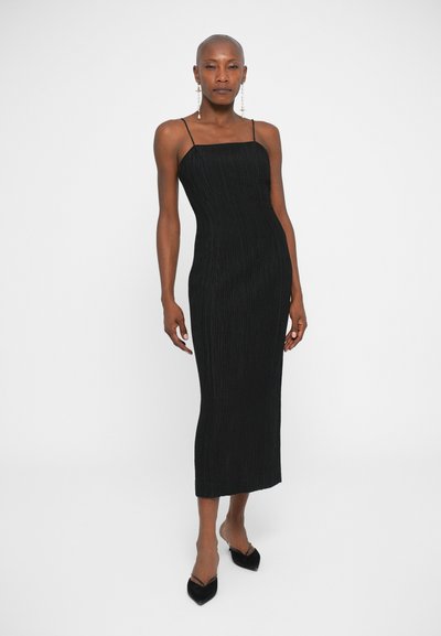 Rochie midi neagră cu fâșii rigate, cu bretele subțiri și decolteu pătrat, având un design aderent și o textură netedă.