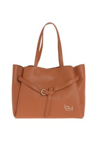 Borsa a tote marrone texturizzata con una forma strutturata, caratterizzata da un dettaglio frontale con cintura e una fibbia dorata, oltre a due manici robusti.