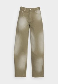 Jeans de ganga verde caqui com um corte largo, textura desgastada, dois bolsos frontais e barras desfiadas. Fecho com botão metálico e fecho de correr.