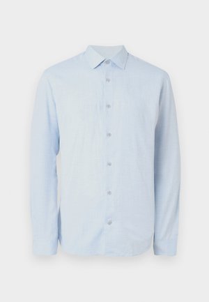 Chemise à manches longues bleu clair fabriquée en lin, avec un col classique, une fermeture à boutons à l'avant et une texture unie avec un léger éclat.