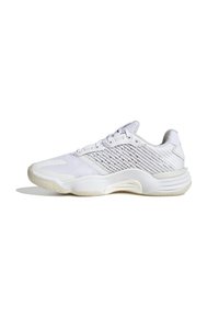 Basket blanc de sport avec un dessus en maille, détails texturés, languette rembourrée et semelle douce. Comprend des œillets renforcés et un branding minimal.