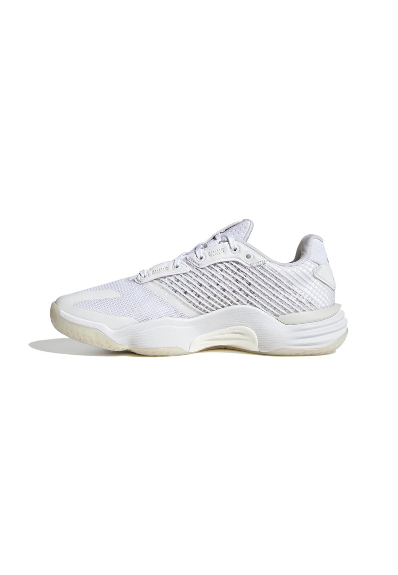 Basket blanc de sport avec un dessus en maille, détails texturés, languette rembourrée et semelle douce. Comprend des œillets renforcés et un branding minimal.