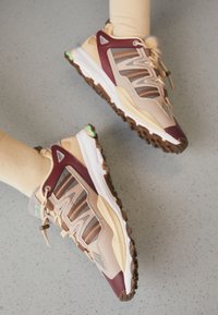 HYPERTURF UNISEX - Baskets basses - sand strata earth strata shadow red