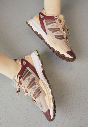 HYPERTURF UNISEX - Αθλητικά παπούτσια - sand strata earth strata shadow red