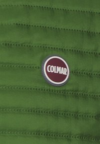 Zelená prošívaná vesta s horizontálním prošíváním. Obsahuje kulaté vínové logo s nápisem "COLMAR". Hladký povrch, lehký materiál.