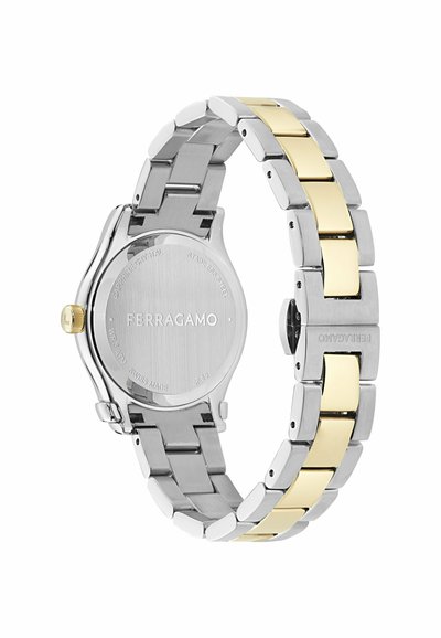 Achteraanzicht van een metalen polshorloge met een zilver- en goudkleurige tweekleurige schakelarmband en Ferragamo-logo op de kast en gesp.