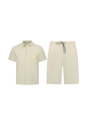Beige overhemd met korte mouwen en knopen, met borstzakje, gecombineerd met beige shorts met trekkoord.