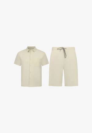 Beige overhemd met korte mouwen en knopen, met borstzakje, gecombineerd met beige shorts met trekkoord.