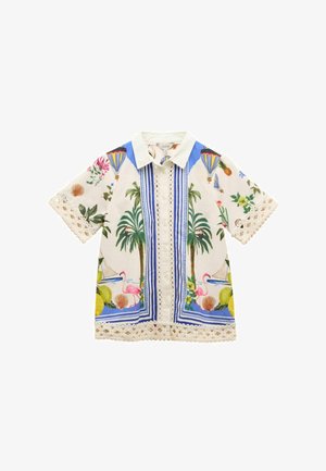 Cămașă cu mânecă scurtă, cu nasturi, realizată dintr-un material crem, cu modele tropicale colorate, cu dantelă brodată și un guler albastru.
