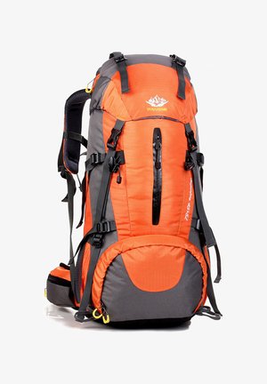 Orange- und grauer Rucksack mit mehreren Riemen, zwei Reißverschlüssen und einem großen Hauptfach. Besitzt einen strukturierten Stoff und ein Logo-Accent.