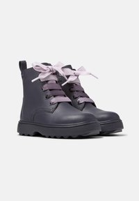 Stivali alla caviglia in pelle viola con suole spesse e superficie texture. Presentano lacci larghi in lavanda e un tab per il sollevamento sul retro.