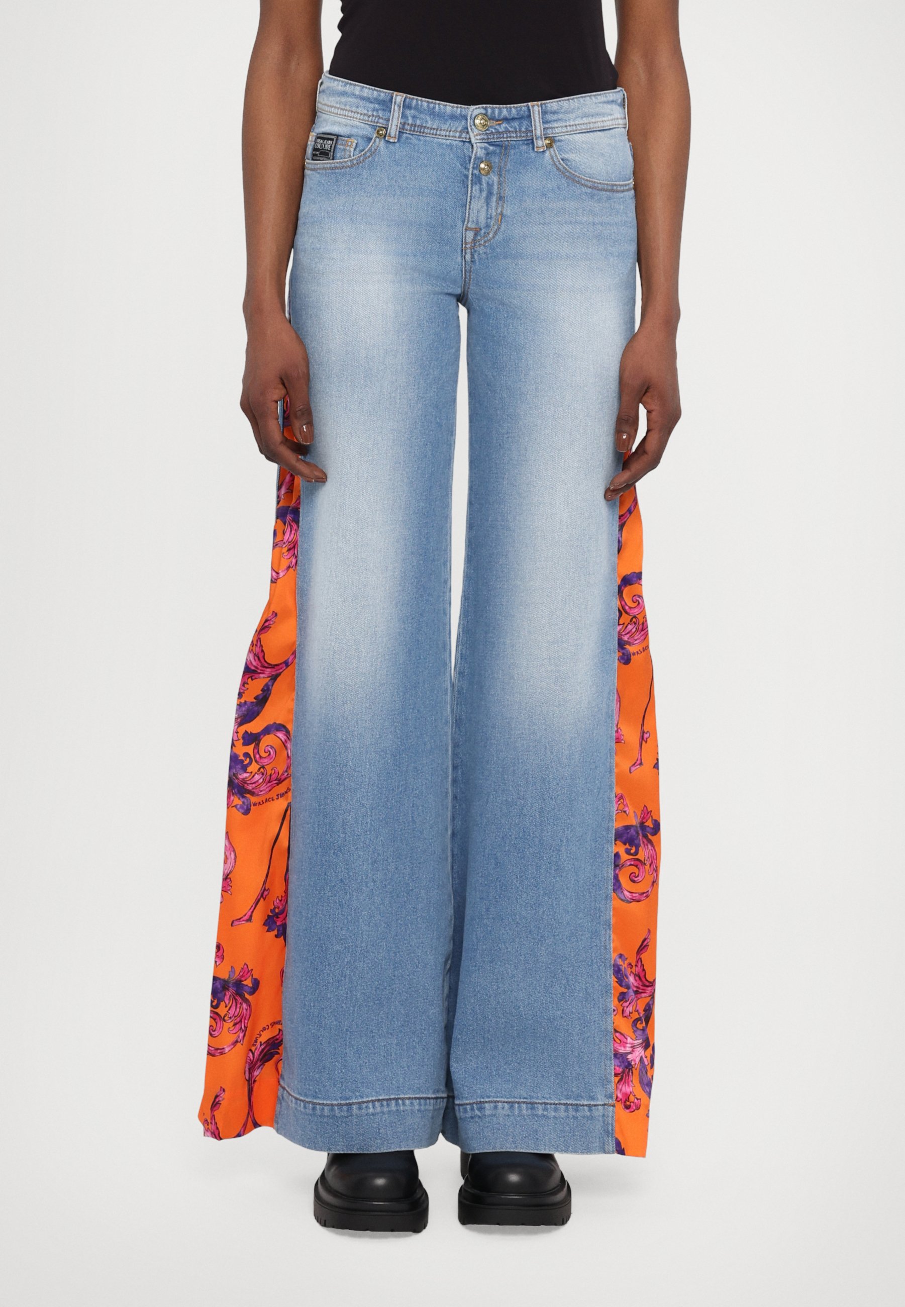 Jeansy damskie Versace Jeans Couture - baza każdej garderoby