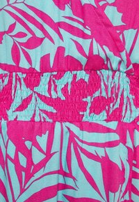 Lehká tkanina s modro-růžovým tropickým vzorem listů, s nařaseným pasem pro texturu a tvar.