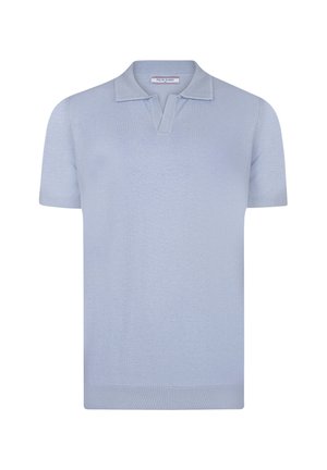 Polo de manga corta azul claro con cuello, que presenta un patrón de punto texturizado y puños y dobladillo acanalados. Diseño limpio y minimalista.