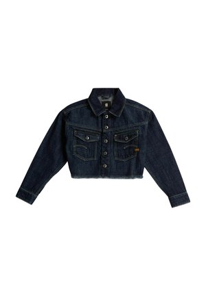 Veste en jean courte bleu foncé avec manches longues, fermeture à boutons, deux poches poitrine à rabat et col sur fond blanc.