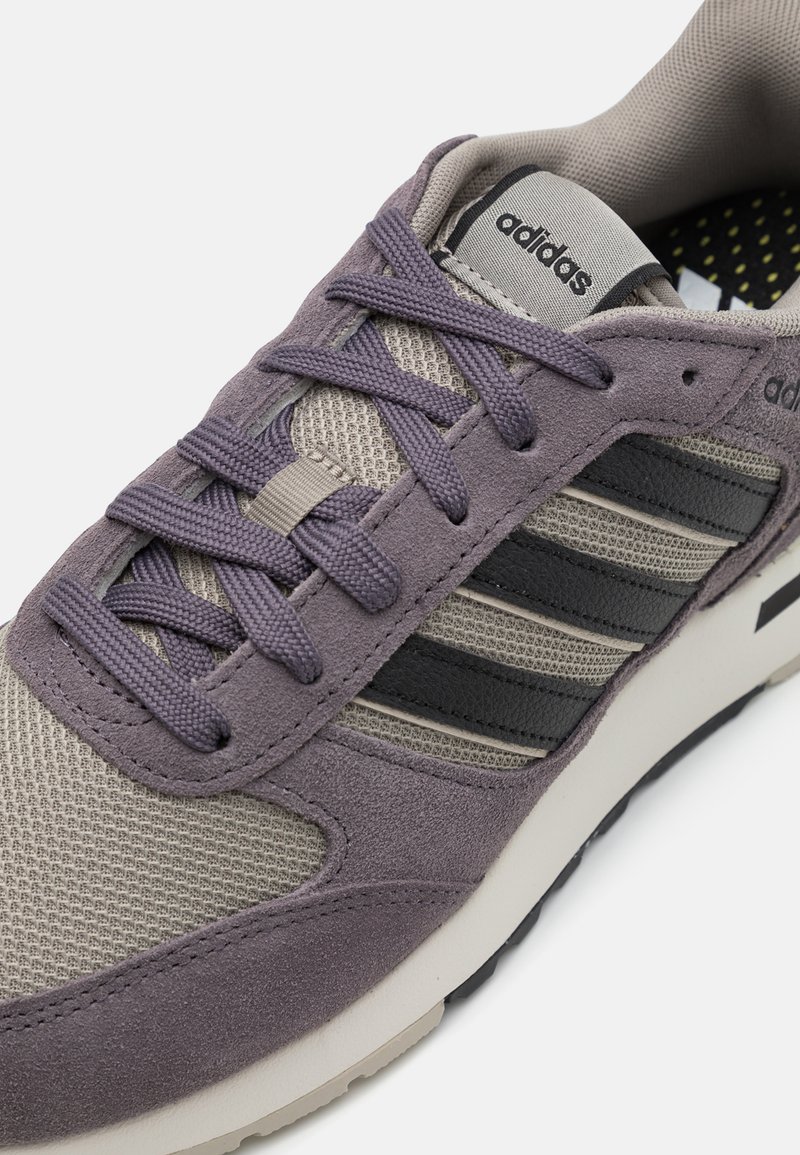 adidas Sportswear RUN 80S - Trainers - putty beige/core black/grey  strata/beige - Zalando